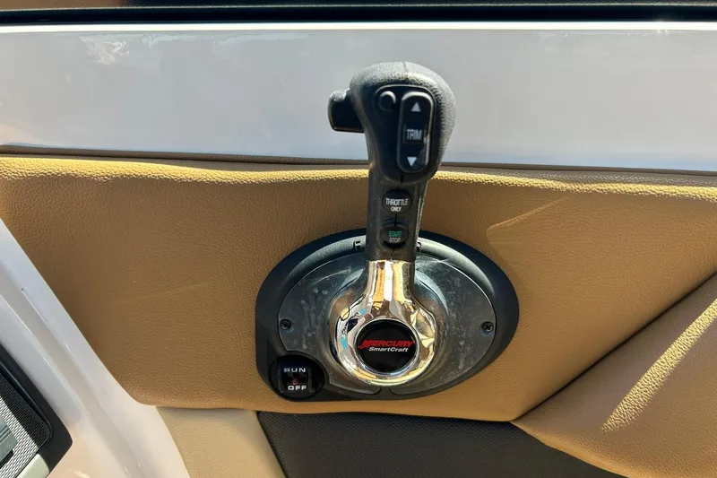 Slide: The Image of Throttle control of a 2015 Sea Ray 270 Sundeck boat with Mercury SmartCraft. - 48