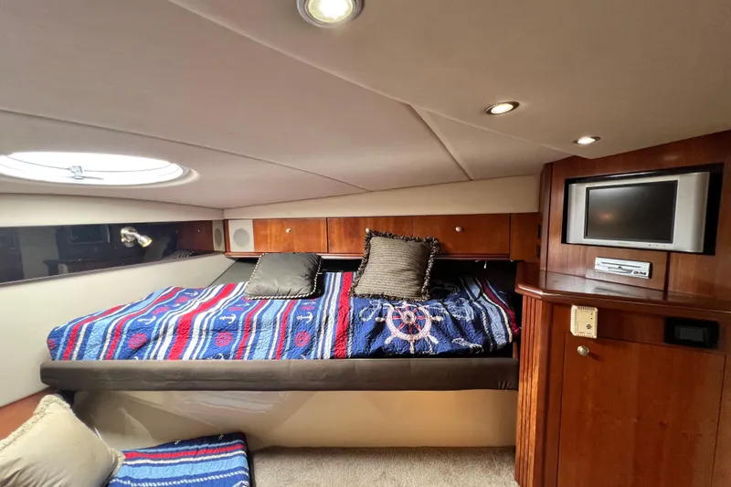 Slide: The Image of Luxurious 2005 Cruisers Yachts 440 Express cabin with cozy bed and TV. - 81