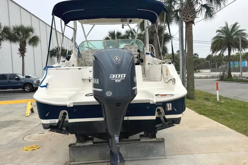 Slide: The Image of 2014 Wellcraft 252 Coastal boat with Yamaha 300 HP engine. - 6