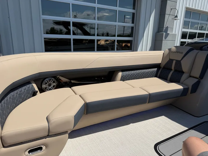 Slide: The Image of Harris Grand Mariner 250 2026 - 52