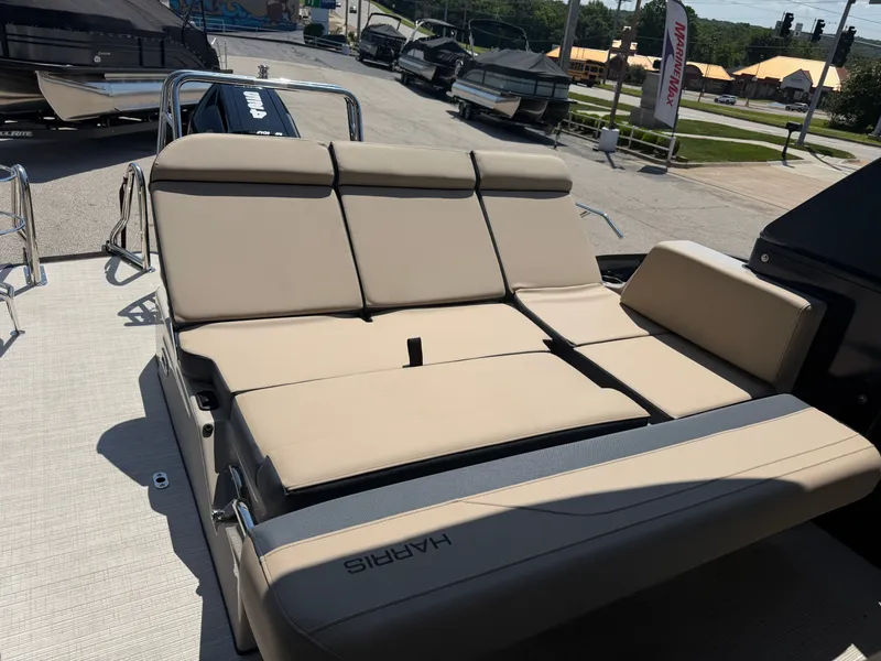 Slide: The Image of Harris Grand Mariner 250 2026 - 25