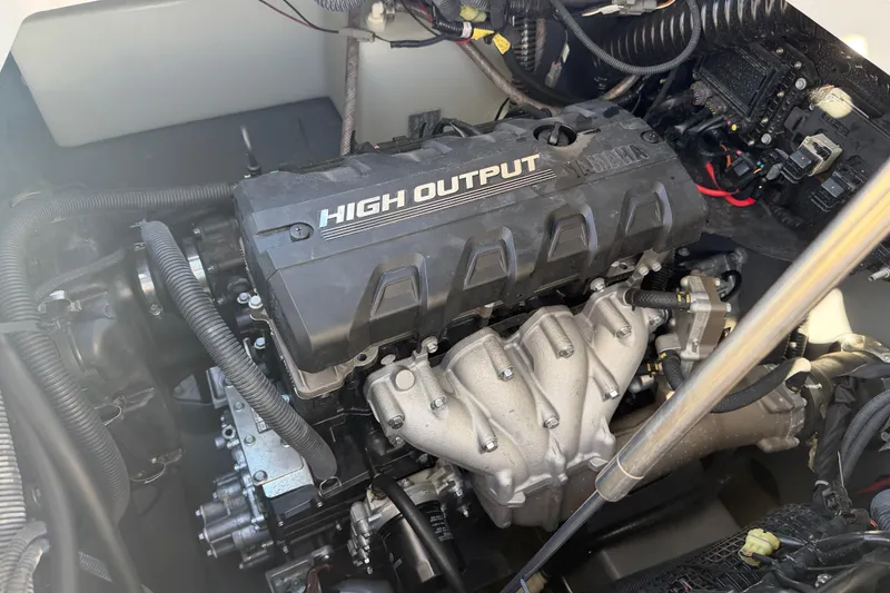 Slide: The Image of 2022 Yamaha Boats 252 FSH Sport engine, high output, detailed view. - 28