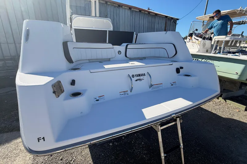 Slide: The Image of 2022 Yamaha Boats 252 FSH Sport rear view, showcasing seating and swim platform. - 34