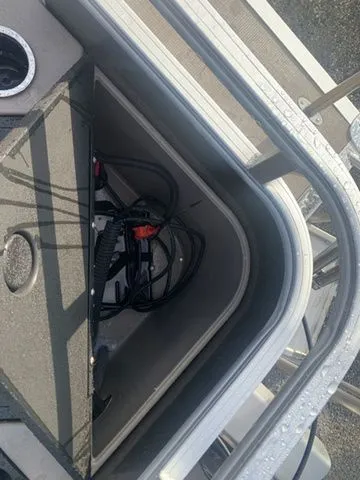 Slide: The Image of Sun Tracker Fishin' Barge 20 DLX 2025 - 10