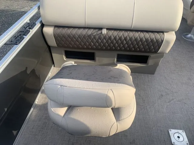 Slide: The Image of Sun Tracker Fishin' Barge 20 DLX 2025 - 12