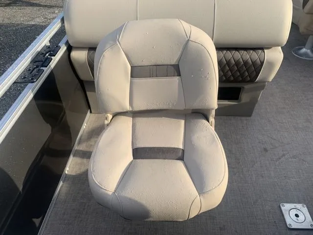 Slide: The Image of Sun Tracker Fishin' Barge 20 DLX 2025 - 13