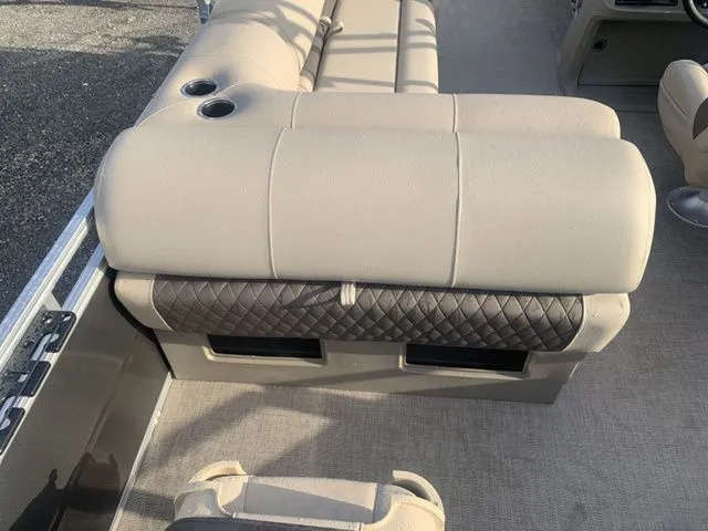 Slide: The Image of Sun Tracker Fishin' Barge 20 DLX 2025 - 14