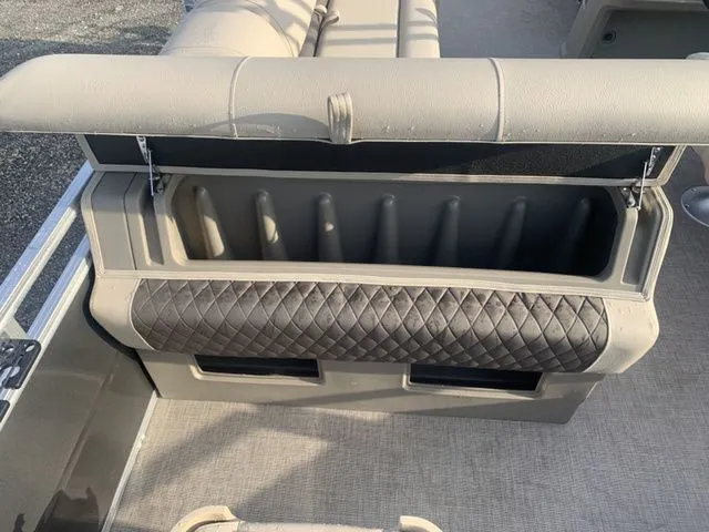 Slide: The Image of Sun Tracker Fishin' Barge 20 DLX 2025 - 15