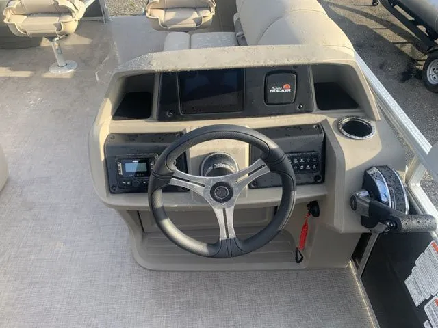 Slide: The Image of Sun Tracker Fishin' Barge 20 DLX 2025 - 17