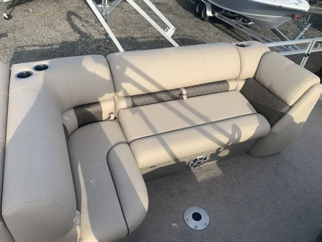 Slide: The Image of Sun Tracker Fishin' Barge 20 DLX 2025 - 18