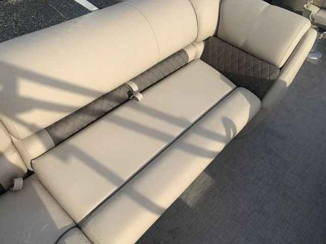 Slide: The Image of Sun Tracker Fishin' Barge 20 DLX 2025 - 19