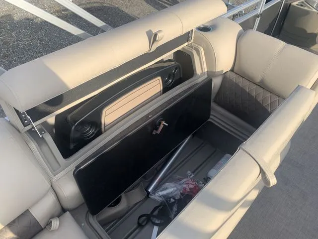 Slide: The Image of Sun Tracker Fishin' Barge 20 DLX 2025 - 20