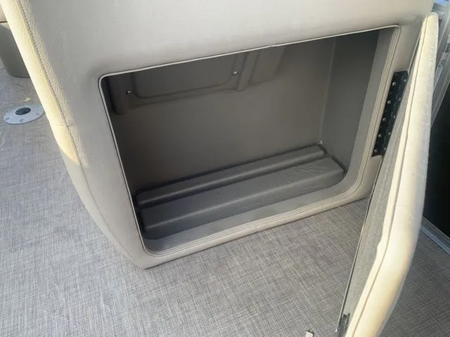 Slide: The Image of Sun Tracker Fishin' Barge 20 DLX 2025 - 26