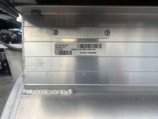 Slide: The Image of Sun Tracker Fishin' Barge 20 DLX 2025 - 29