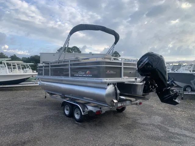 Slide: The Image of Sun Tracker Fishin' Barge 20 DLX 2025 - 6