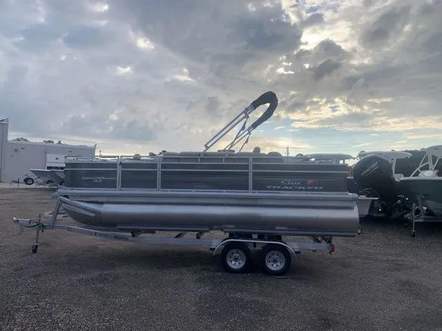 Slide: The Image of Sun Tracker Fishin' Barge 20 DLX 2025 - 7