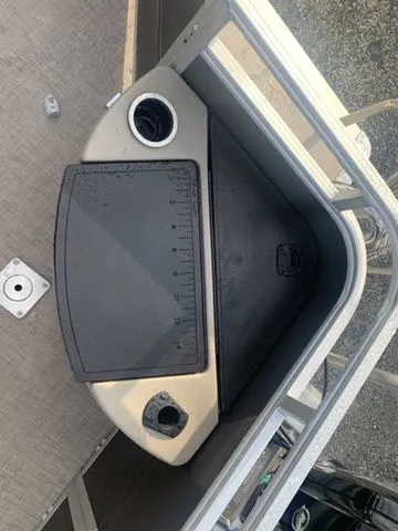 Slide: The Image of Sun Tracker Fishin' Barge 20 DLX 2025 - 9