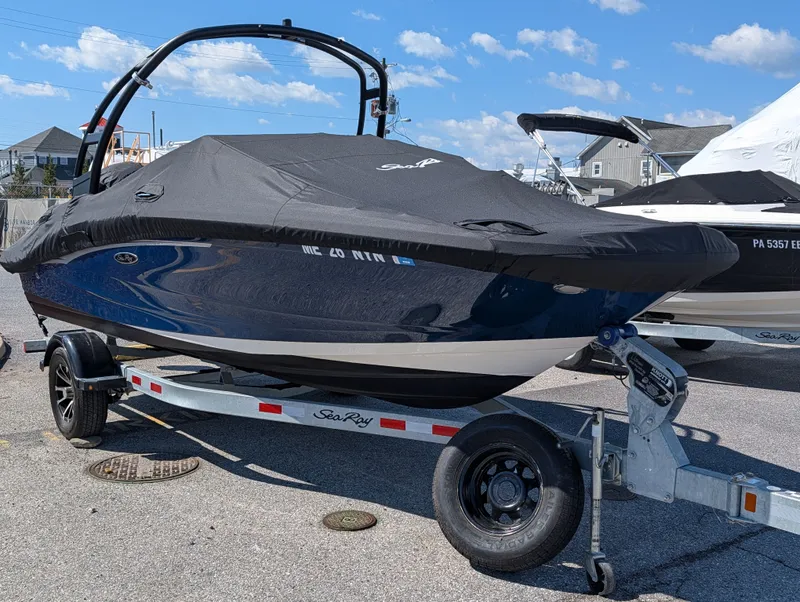 Slide: The Image of Sea Ray SPX 190 Outboard 2022 - 0