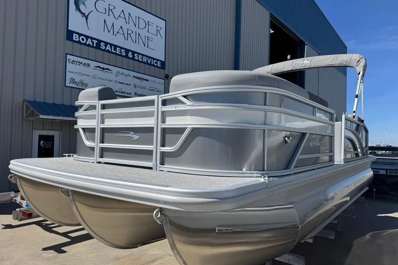 Slide: The Image of 2026 Bennington 22 SSB pontoon boat at Grander Marine dealership. - 6
