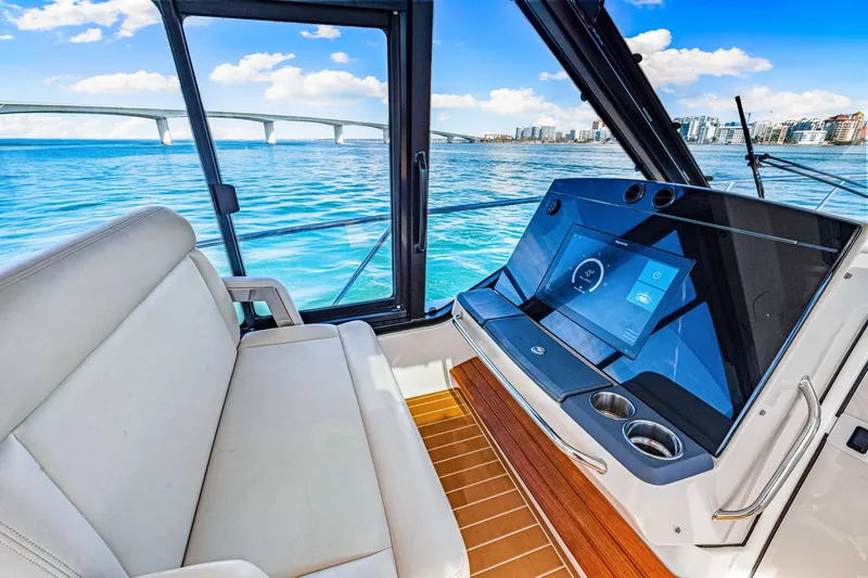Slide: The Image of Boston Whaler 405 Conquest 2022 - 34