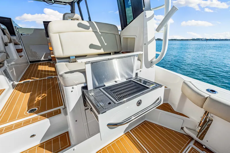 Slide: The Image of Boston Whaler 405 Conquest 2022 - 49