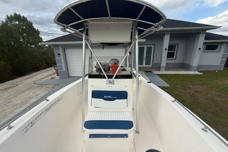 Slide: The Image of Gas cap on 2005 Sea Hunt Triton 232 boat deck. - 48