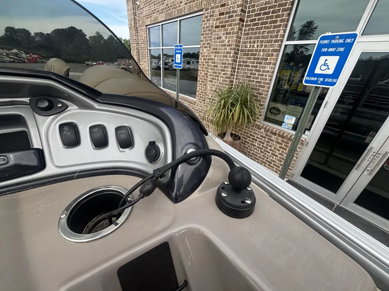 Slide: The Image of Sun Tracker FISHIN BARGE 20DLX 2020 - 13