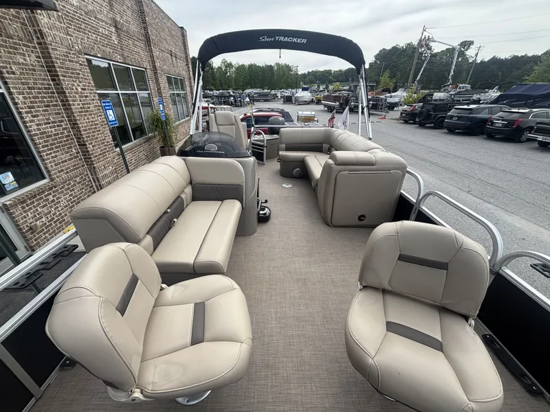 Slide: The Image of Sun Tracker FISHIN BARGE 20DLX 2020 - 28