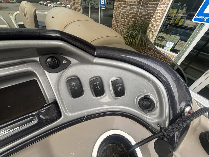 Slide: The Image of Sun Tracker FISHIN BARGE 20DLX 2020 - 35