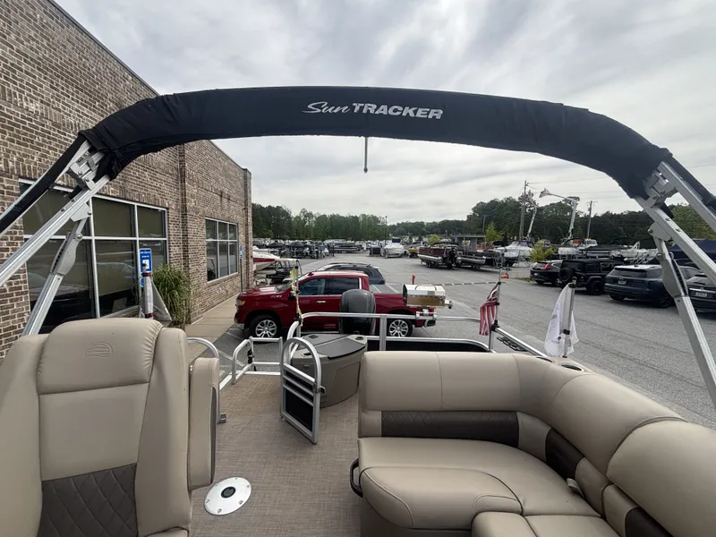 Slide: The Image of Sun Tracker FISHIN BARGE 20DLX 2020 - 37