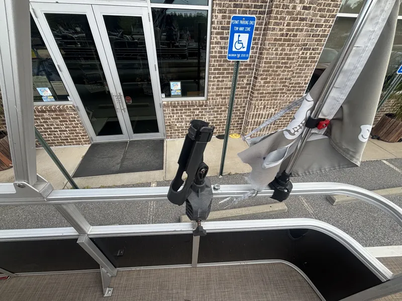 Slide: The Image of Sun Tracker FISHIN BARGE 20DLX 2020 - 41