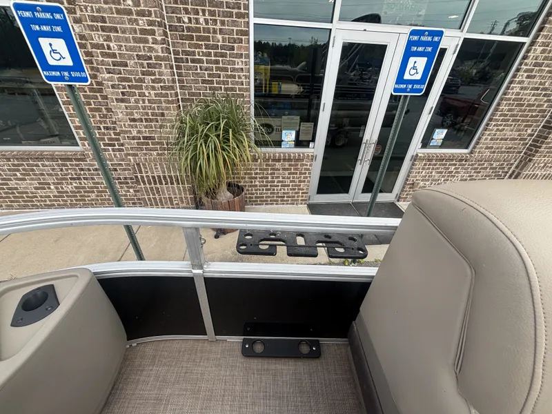 Slide: The Image of Sun Tracker FISHIN BARGE 20DLX 2020 - 7