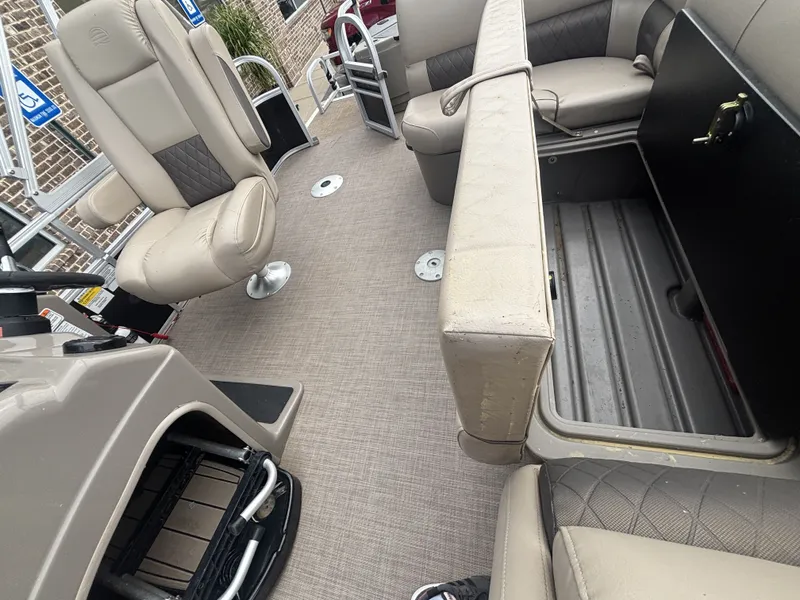 Slide: The Image of Sun Tracker FISHIN BARGE 20DLX 2020 - 9