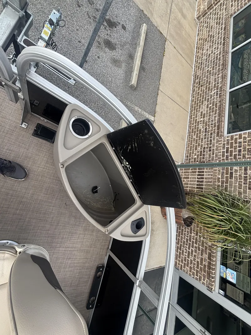 Slide: The Image of Sun Tracker Fishin Barge 20DLX w/Mercury 90ELPT CT 90HP - 4 - Stroke Engine 2020 - 31