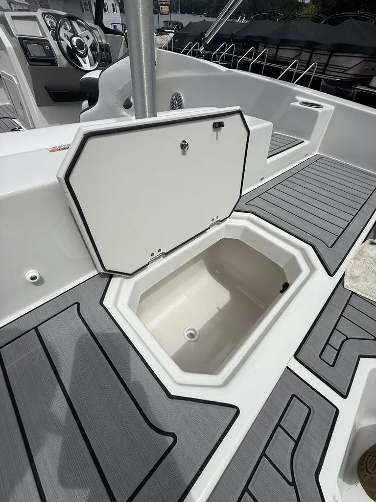 Slide: The Image of Starcraft SVX 210 2024 - 10