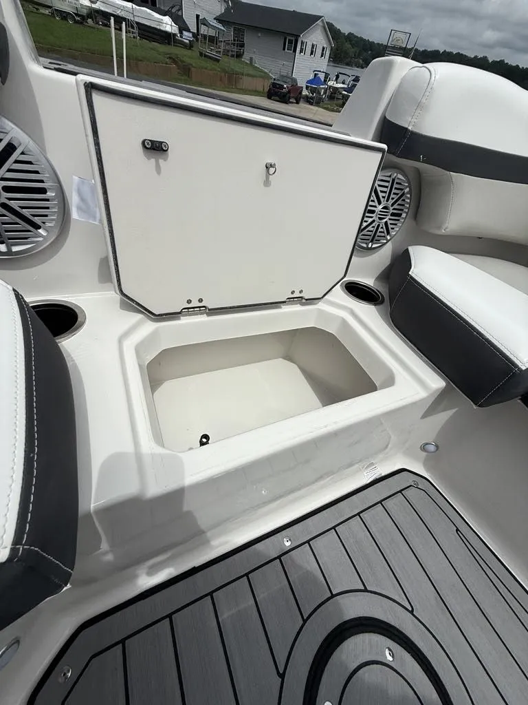 Slide: The Image of Starcraft SVX 210 2024 - 6