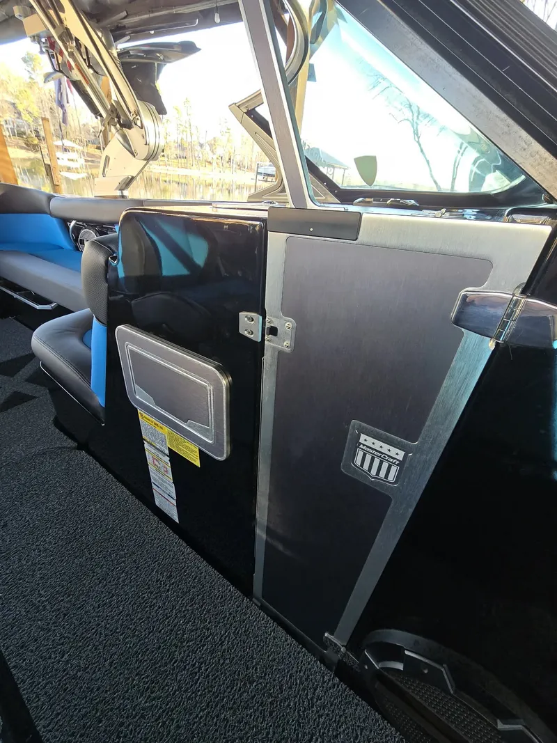 Slide: The Image of MasterCraft XT22 2018 - 16