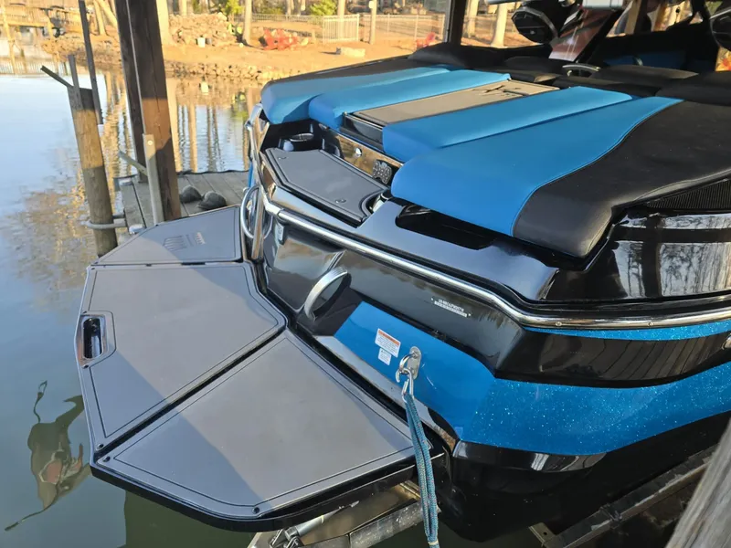 Slide: The Image of MasterCraft XT22 2018 - 19