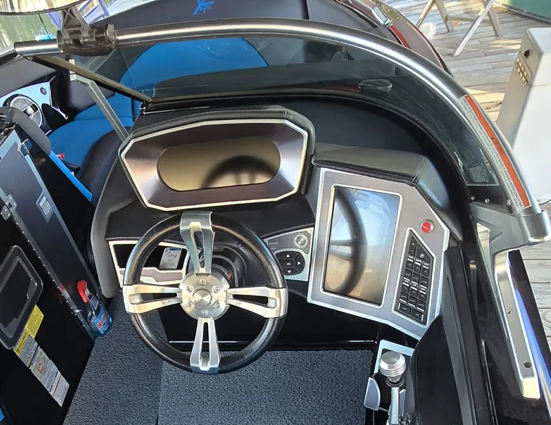 Slide: The Image of MasterCraft XT22 2018 - 3