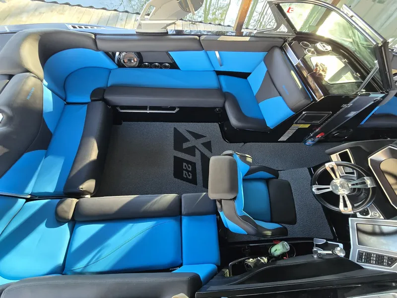 Slide: The Image of MasterCraft XT22 2018 - 7