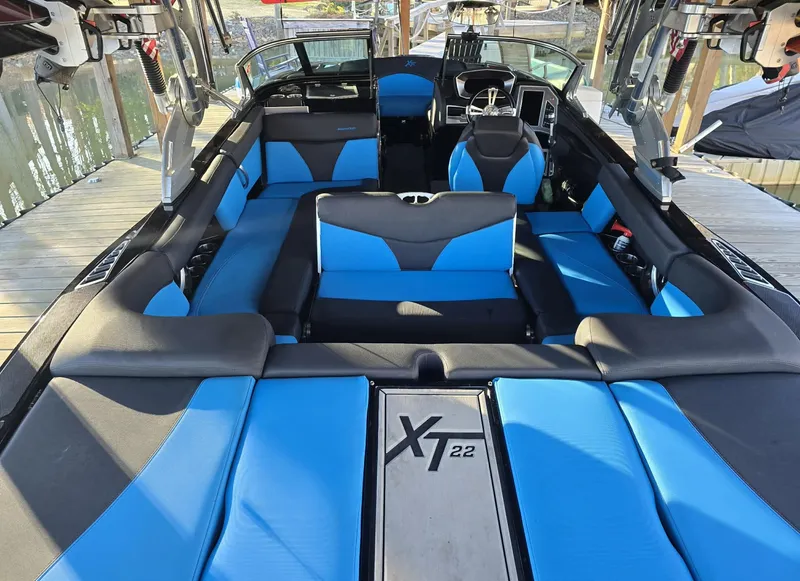 Slide: The Image of MasterCraft XT22 2018 - 8