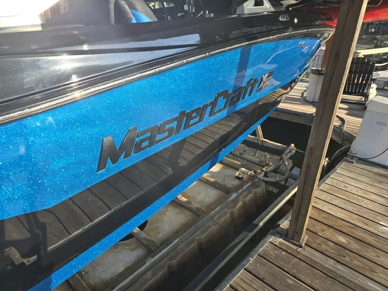 Slide: The Image of MasterCraft XT22 2018 - 9