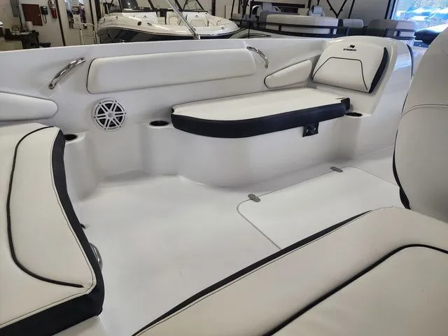 Slide: The Image of Stingray 182 SC 2026 - 12