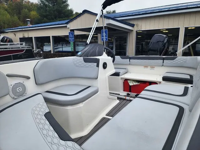 Slide: The Image of Bayliner Element M15 2023 - 8