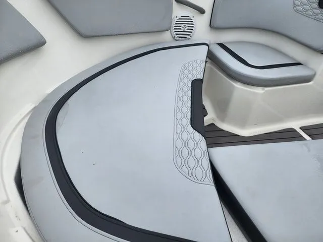 Slide: The Image of Bayliner Element M15 2023 - 9