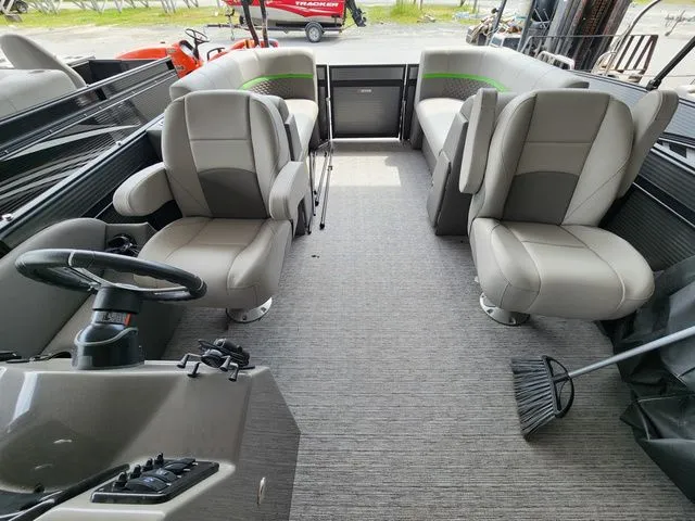 Slide: The Image of Qwest E-Class RLS E20 LT 2024 - 6