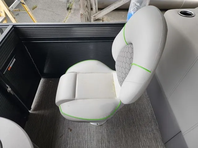 Slide: The Image of Qwest 820 E-Class XRE LT Fish & Cruise 2024 - 12