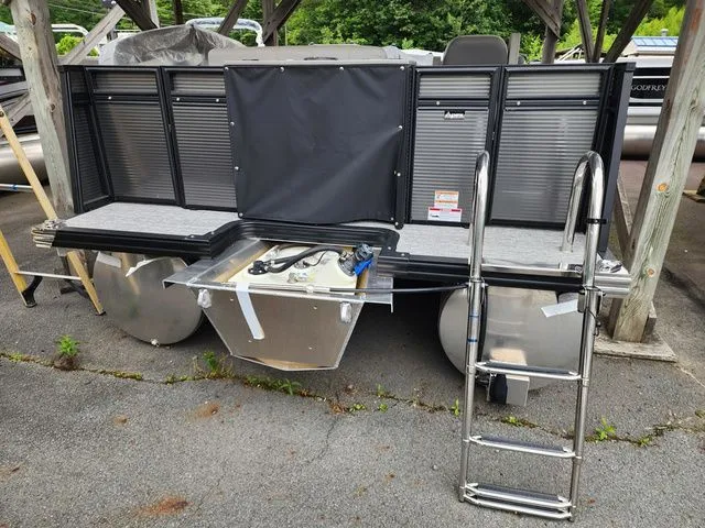 Slide: The Image of Qwest 820 E-Class XRE LT Fish & Cruise 2024 - 4