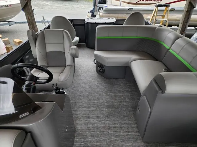 Slide: The Image of Qwest 820 E-Class XRE LT Fish & Cruise 2024 - 5