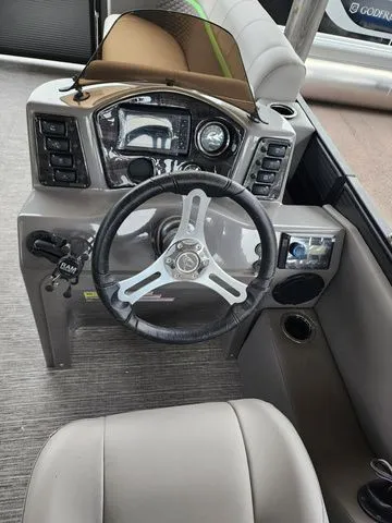 Slide: The Image of Qwest 820 E-Class XRE LT Fish & Cruise 2024 - 8